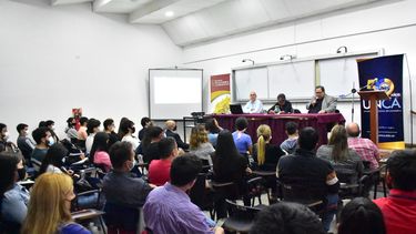 Charla sobre criptomonedas en la Facultad de Ciencias Económicas.