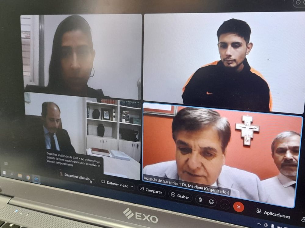 Díaz (derecha, arriba) en la audiencia de control de detención.