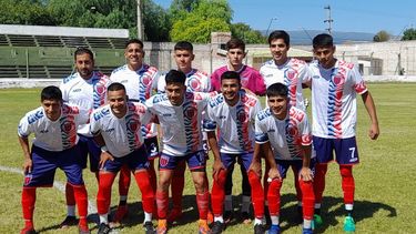 Tesorieri goleó y es único líder
