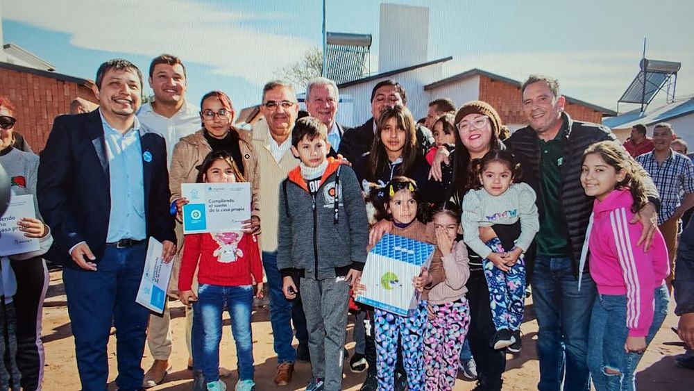 Raúl Jalil entrego viviendas en Tinogasta