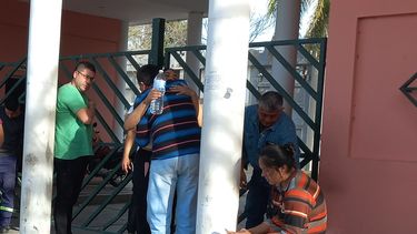Tremendo. Familiares de Ferreyra esperaban en la morgue los resultados preliminares de la autopsia.