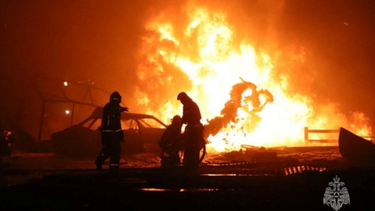 Bomberos trabajando en el lugar tras una explosión en una gasolinera en la ciudad de Majachkalá, Rusia.