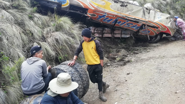 Tragedia vial: un micro cayó 200 metros y dejó al menos 11 muertos
