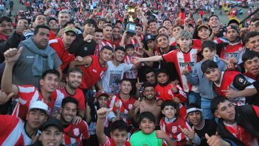 Felicidad total. El León se coronó campeón del petit torneo e irá al Torneo Regional Federal Amateur.