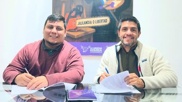 Desafío. El presidente de La Libertad Avanza, Federico Lencina, y su par del PRO, Diego Figueroa, al firmar la alianza.