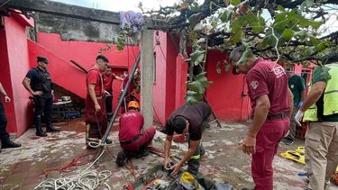 rescataron a dos mujeres que cayeron en una camara septica