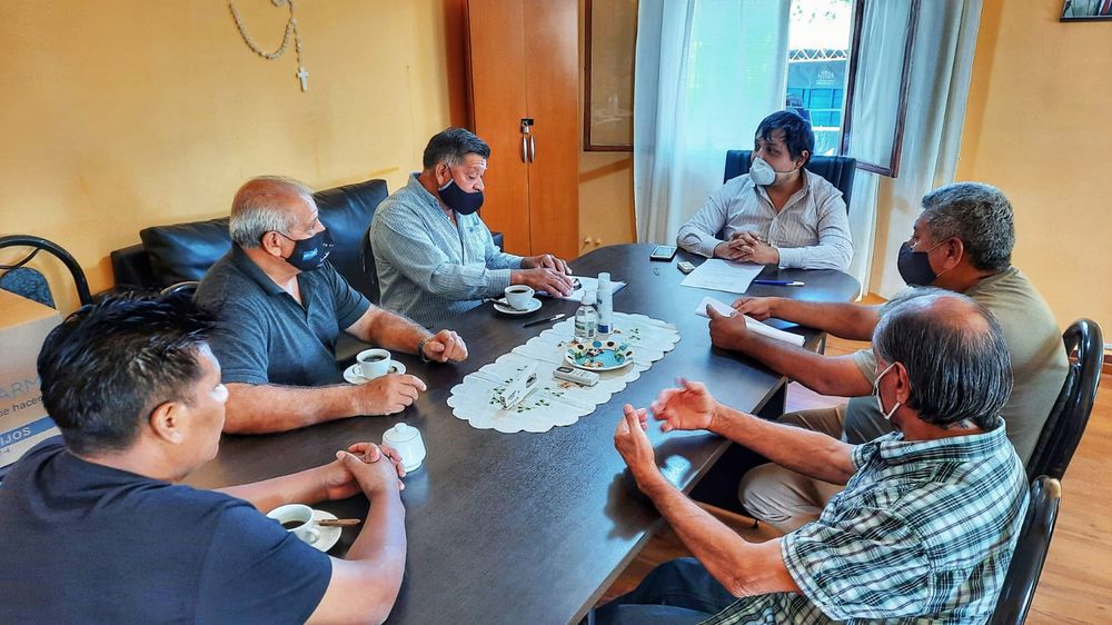 El intendente de Tinogasta, Sebastián Noblega, junto a excombatientes