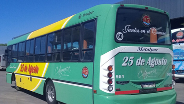 La empresa 25 de Agosto, que monopoliza el servicio, no cumple con los horarios perjudicando a los usuarios.