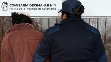 detuvieron a una joven de 19 anos acusada de amenazar con un cuchillo a una adolescente