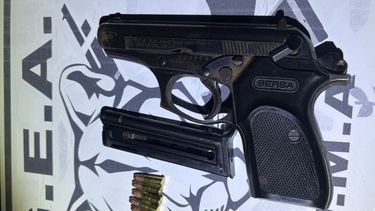 secuestran un arma de fuego durante un control vehicular en recreo