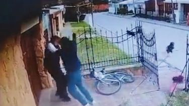 Horror en Bahía Blanca. En un video, se observa al joven golpeando a su abuelo.&nbsp;