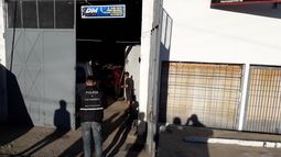 Arrestan a un policía retirado por aguantar una motocicleta robada