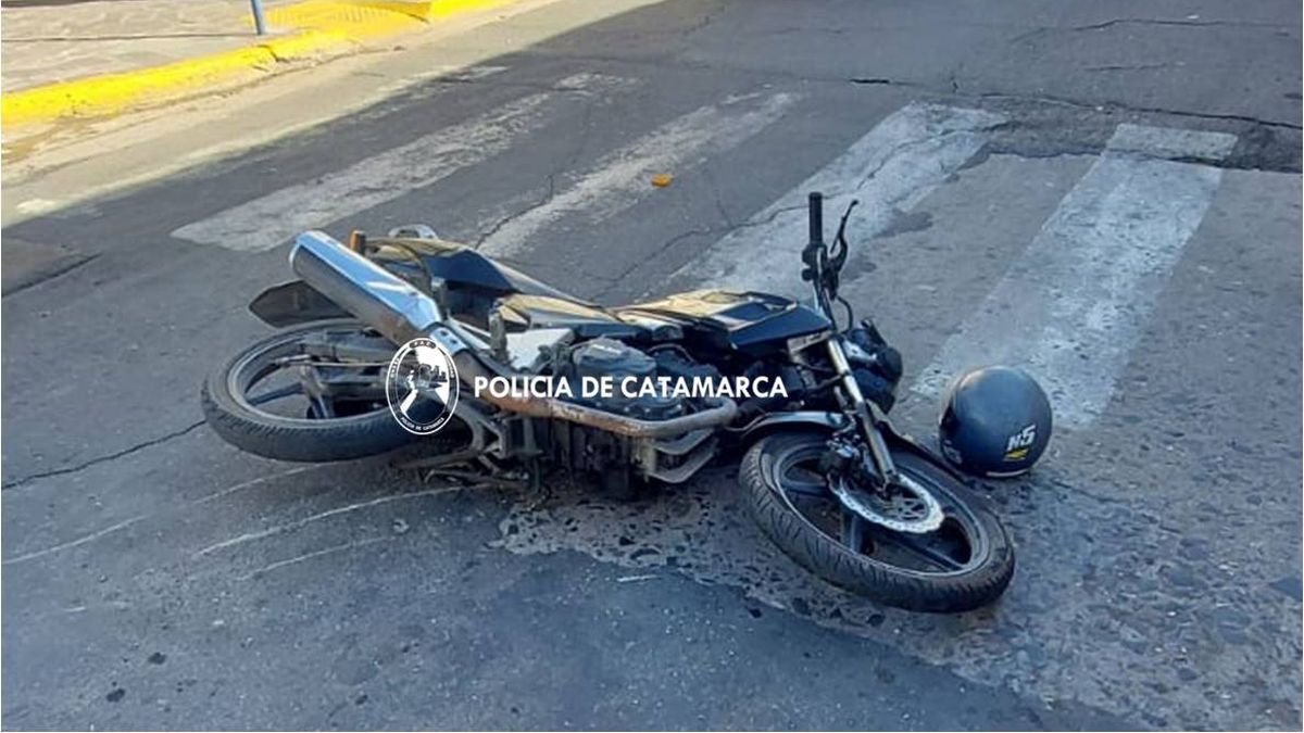 Un auto y una moto chocaron en pleno centro