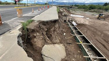 Colapso y derrumbe en parte de la nueva costanera en Sumalao y hay riesgos