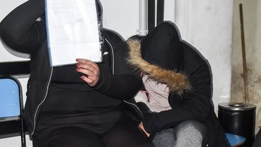 Balacera. La mujer - de capucha - se había entregado a la policía.&nbsp;