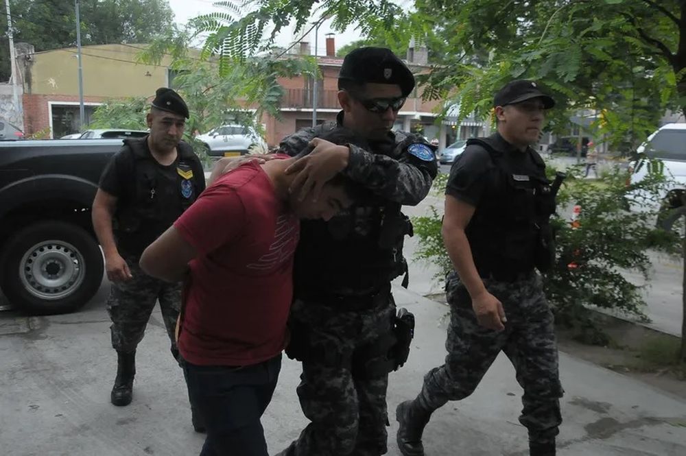 Más complicado. El oficial inspector, Luis Miranda.