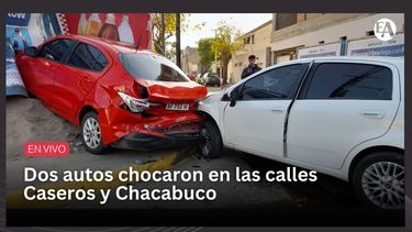 Dos autos chocaron en las calles Caseros y Chacabuco