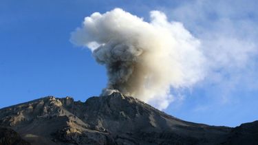 Alerta en Perú por el volcán ﻿Ubinas que entró en erupción
