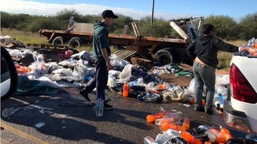 Volcó un camión que trasladaba gaseosas hacia San Juan