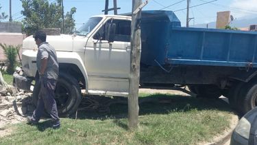 IMPACTO. EL VEHÍCULO DESTROZÓ PARTE DE UNA TAPIA PERIMETRAL.&nbsp;