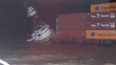 prefectura rescato a nueve personas de su hundimiento en el rio de la plata