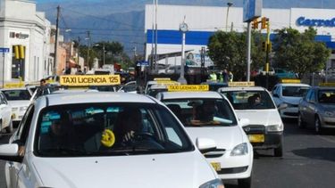 Adolescente tomó un taxi, se negó a pagar el viaje y fue demorado