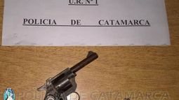 Amenazó con un revólver a niños que jugaban en la vereda