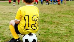 Una asociación de fútbol prohíbe que los niños menores de 11 años cabeceen