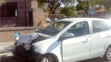 Un automovilista herido al chocar contra un poste de luz