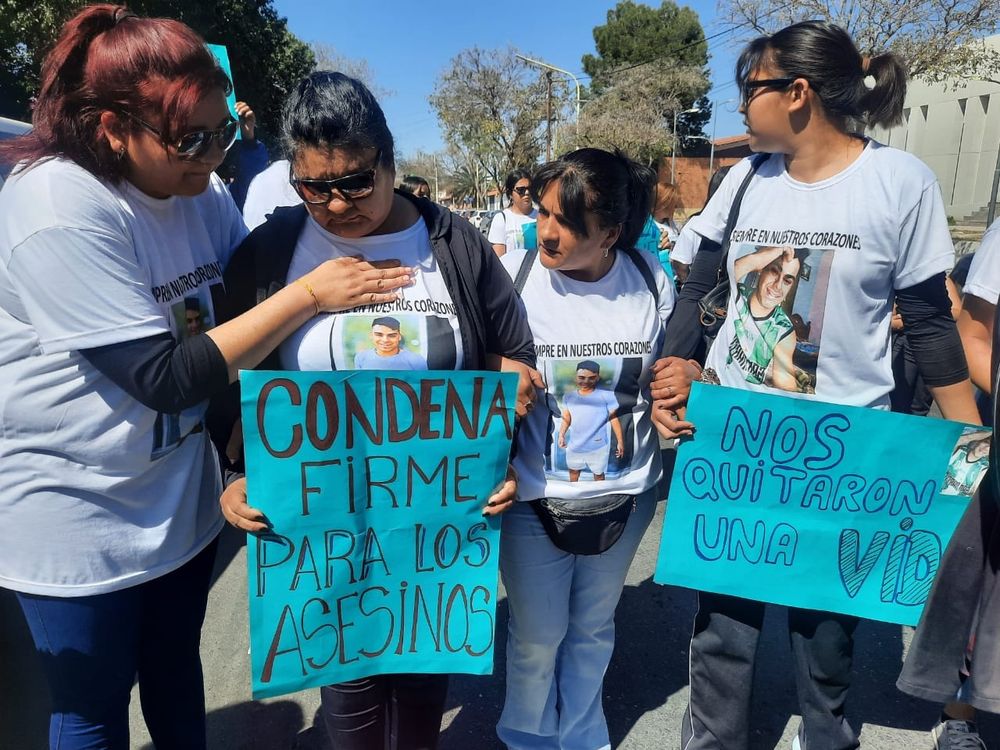 Madre. La mujer (campera negra) pide justicia por su hijo.
