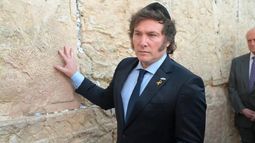 El presidente Javier Milei en el Muro de los Lamentos, durante uno de sus viajes a Israel. El presidente Javier Milei en el Muro de los Lamentos, durante uno de sus viajes a Israel.