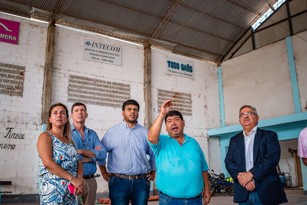 Raúl Jalil junto a funcionarios y el presidente del Club Ateneo