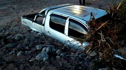 Belén. La camioneta quedó casi enterrada por completo en el lodo por la crecida del río La Pampa. 
