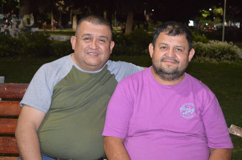Adrian Quiroga junto a hermano mellizo