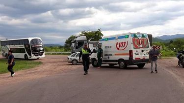Un auto y un camión chocaron en Huacra