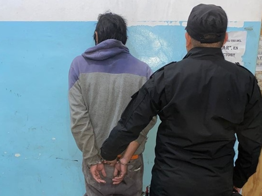 Detienen a un hombre tras atacar con un cuchillo en plaza 25 de Mayo Detienen a un hombre tras atacar con un cuchillo en plaza 25 de Mayo