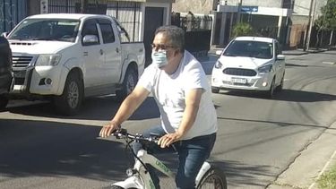 El Gobernador salió a pedalear en cuarentena