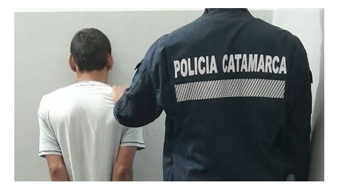Efectivos de la policía detienen a un joven y recuperan elementos sustraídos