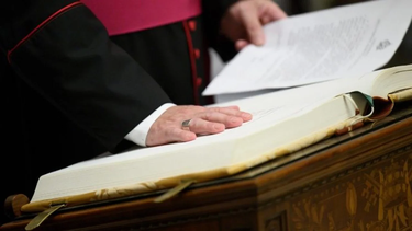 juraron los funcionarios y oficiales del conclave que elegira al nuevo papa