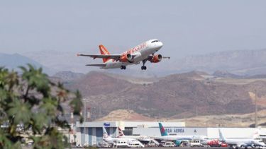 España. Simuló un parto en el avión, aterrizaron de emergencia y 28 inmigrantes escaparon