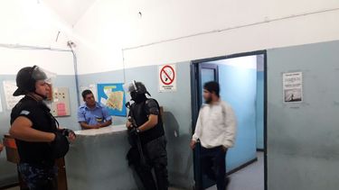 Tiró a su bebé contra la vereda y apuñaló en el cuello a su ex pareja