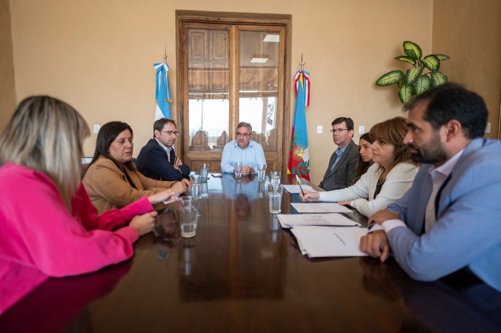 El gobernador Raúl Jalil encabezó una reunión de trabajo.&nbsp;