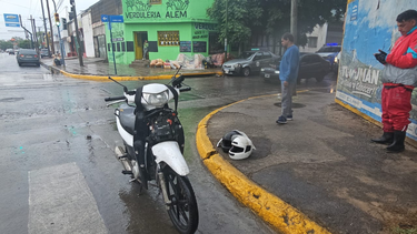 repartidor choco contra un remis en avenida alem