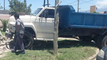 un camion perdio la direccion y choco contra una casa