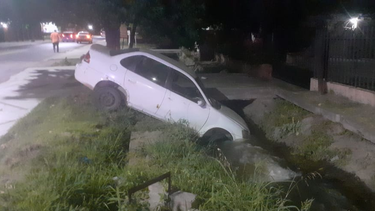 un auto cayo a un canal en valle viejo