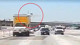 Video: una avioneta se estrelló contra una autopista y se prendió fuego