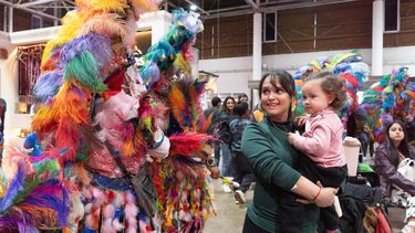 La comparsa diaguita llevó el ritmo y color ancestral a la Fiesta del Poncho