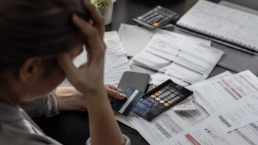 Un informe advierte que las familias destinan la mitad de de sus ingresos al pago de deudas