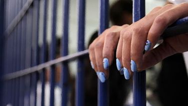 escandalo en una comisaria: un suboficial se hacia masajear por presas