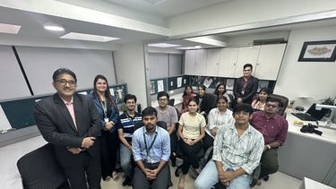 camyen capacito a estudiantes del instituto internacional de gemologia de la india